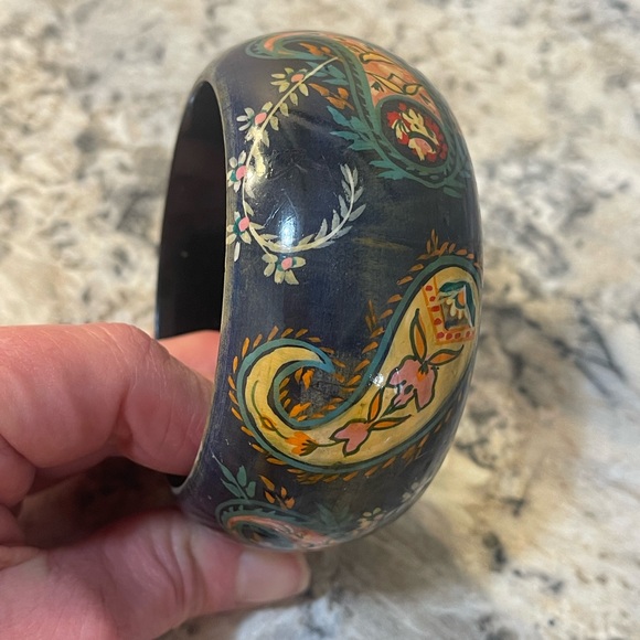 Vintage Large Lucite Bangle Bracelet - Picture 5 of 5